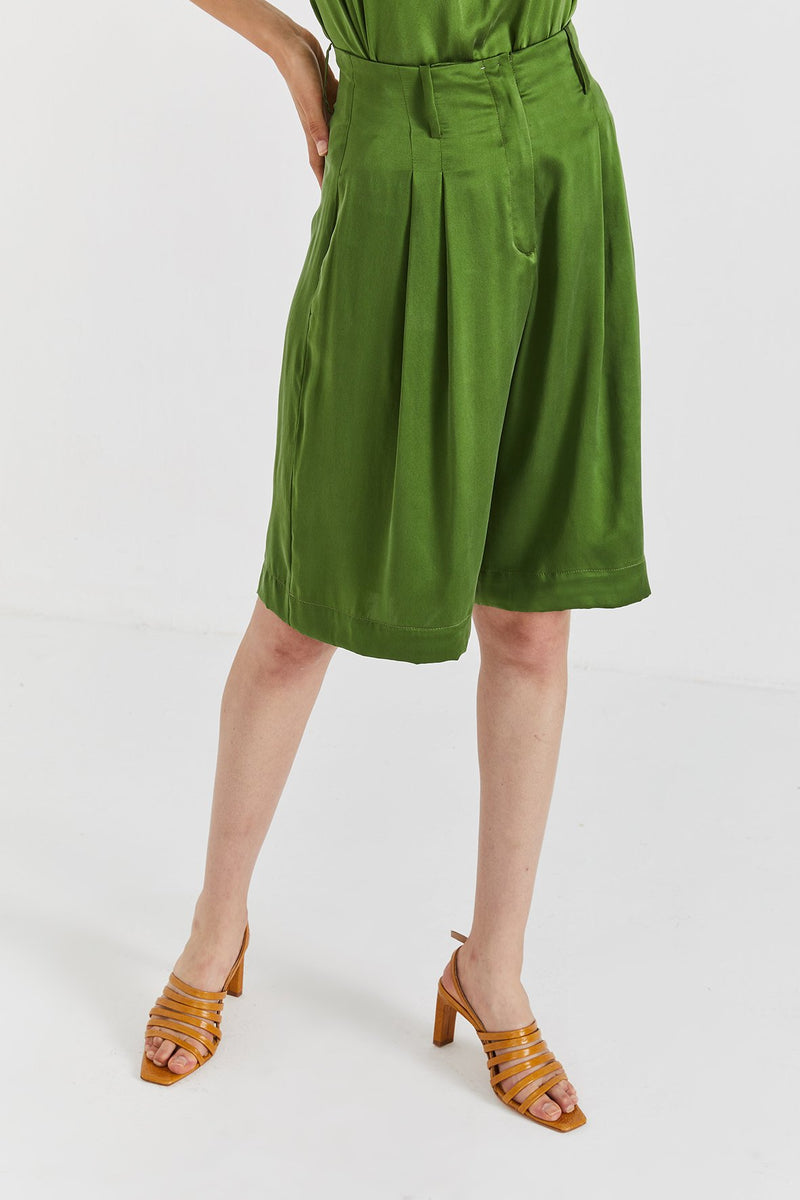 Caro Tailored Silk Shorts / Green